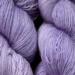 Håndfarvet Sisters’ Yardage i Lilac Air – en let og blød lilla nuance med et roligt, lavendelfarvet udtryk. Eksempel på tidligere farvning – alle farver skabes individuelt på bestilling.