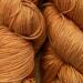 Håndfarvet cashmere- og silkegarn – Sisters' Luxe i Amber Glow, en varm gyldenbrun nuance med ravfarvet glød. Vist som eksempel på en tidligere farvning – alle farver laves individuelt på bestilling.