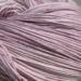 Håndfarvet cashmere- og silkegarn – Sisters' Luxe i Blush Bloom, en kølig rosa nuance med blålige undertoner og fine speckles, der giver farven et levende spil. Eksempel på tidligere farvning – alle farver laves på bestilling.