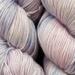 Håndfarvet cashmere- og silkegarn – Sisters' Luxe i Morning Mist, en meleret pastelsky med fine nuancer af blå, rosa og lavendel. Vist som inspiration fra en tidligere farvning – alle farver laves på bestilling.