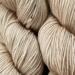Håndfarvet cashmere- og silkegarn – Sisters' Luxe i Quiet Luxury, en underspillet kitfarvet nuance med et lyst og elegant udtryk. Eksempel på tidligere farvning – din farve skabes særligt til dig på bestilling.