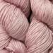 Håndfarvet cashmere- og silkegarn – Sisters' Luxe i Rose Whisper, en sart og rolig rosa nuance med et blødt, elegant udtryk og silkens naturlige glans. Eksempel på tidligere farvning – alle farver laves på bestilling.