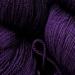 Håndfarvet cashmere- og silkegarn – Sisters' Luxe i Velvet Night, en dyb og mættet violet med elegant glans fra silkefibrene. Eksempel på tidligere farvning – alle farver laves på bestilling.