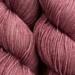 Håndfarvet cashmere- og silkegarn – Sisters' Luxe i Vintage Rose, en dæmpet vinrosa nuance med dybde og et elegant, støvet udtryk. Vist som eksempel på en tidligere farvning – din ønskede farve laves på bestilling.