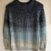 Spector pullover med dramatisk farvefade – strikket af kursist i håndfarvet garn.