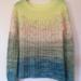Spector pullover strikket af kursist – viser hvordan farvefade kan give liv til en enkel konstruktion.